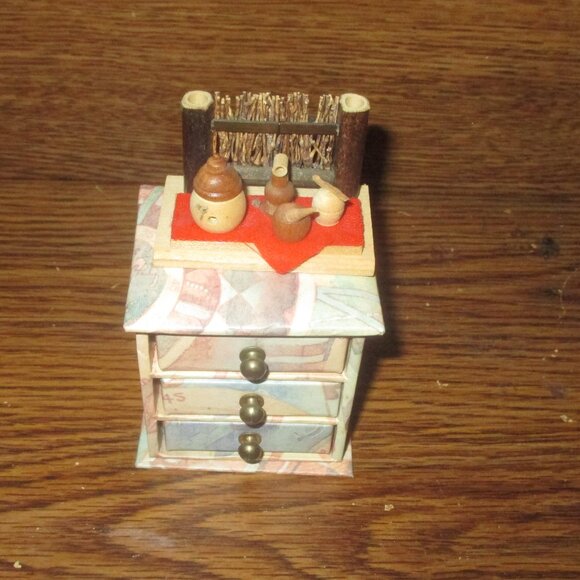 Dollhouse Furniture 2 piece set of Bedroom Furniture Plastic and Wooden Set 2 - Picture 9 of 13